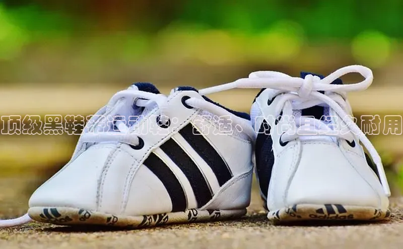 意昂3平台百度人工翻译顶级黑鞋带运动鞋：舒适、时尚且经久耐用